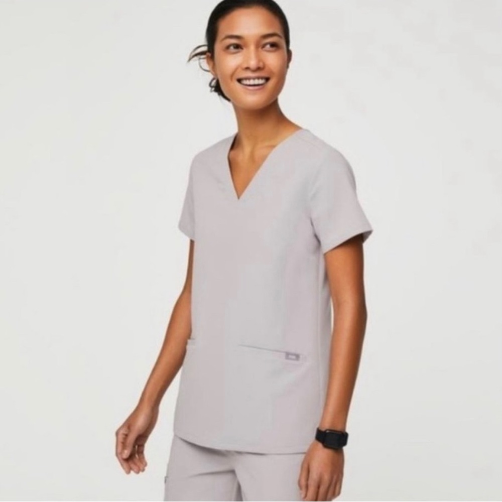 Figs 3 pocket Casma scrub top. Slate